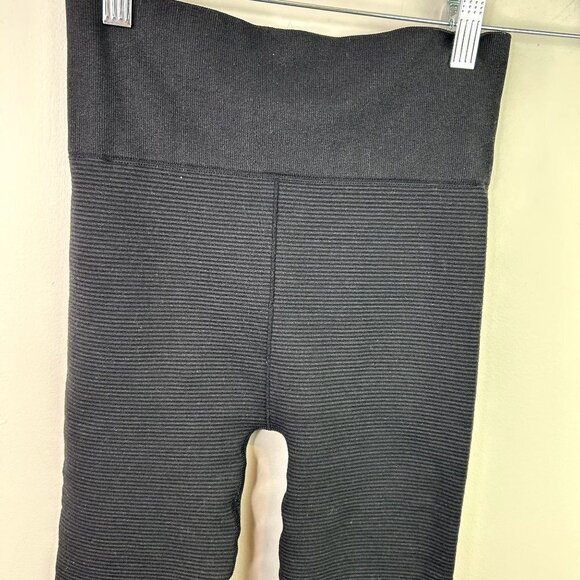 Victorias Secret seamless black ribbed compression shorts size medium - Picture 2 of 10